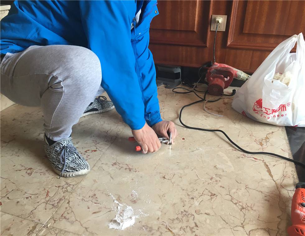 墙砖翘起来了怎么回事啊图片(墙砖翘起来了怎么回事啊图片视频)