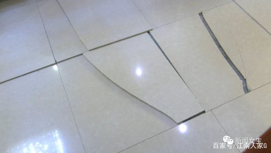 墙面瓷砖翘起来(墙面瓷砖翘起来了如何处理)