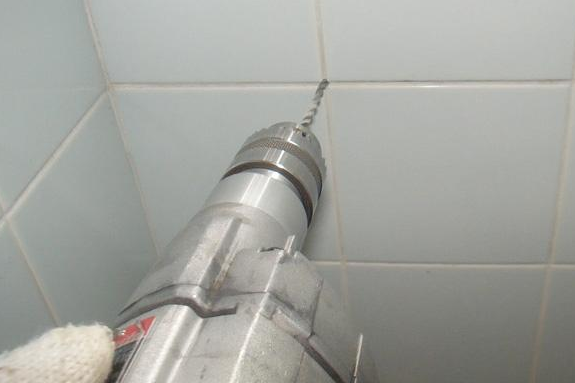 瓷砖打的孔怎么补上好看视频(瓷砖打的孔怎么补上好看视频教程)