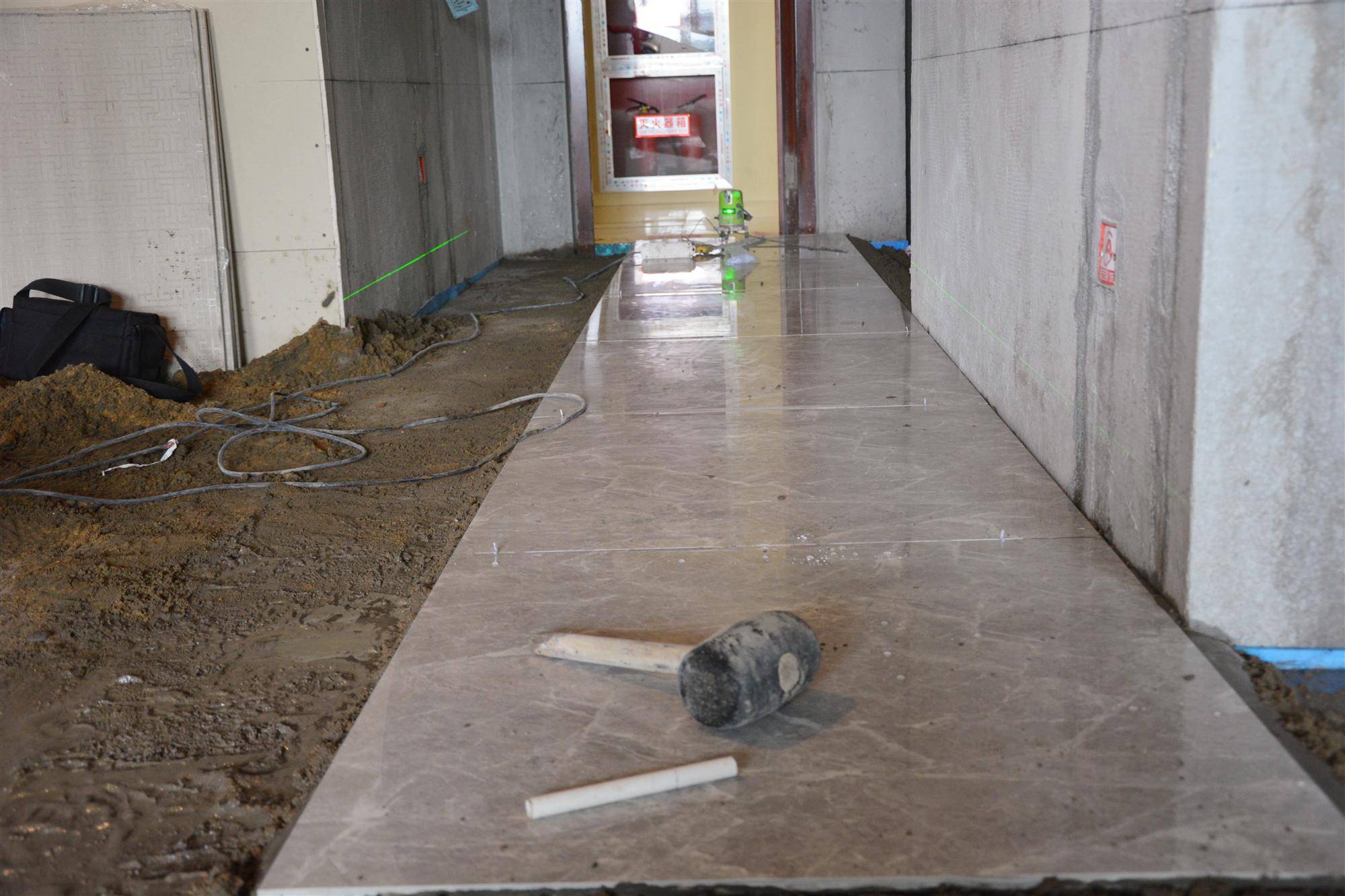 墙面瓷砖烂了用什么可以修饰好(墙面瓷砖烂了用什么可以修饰好呢)