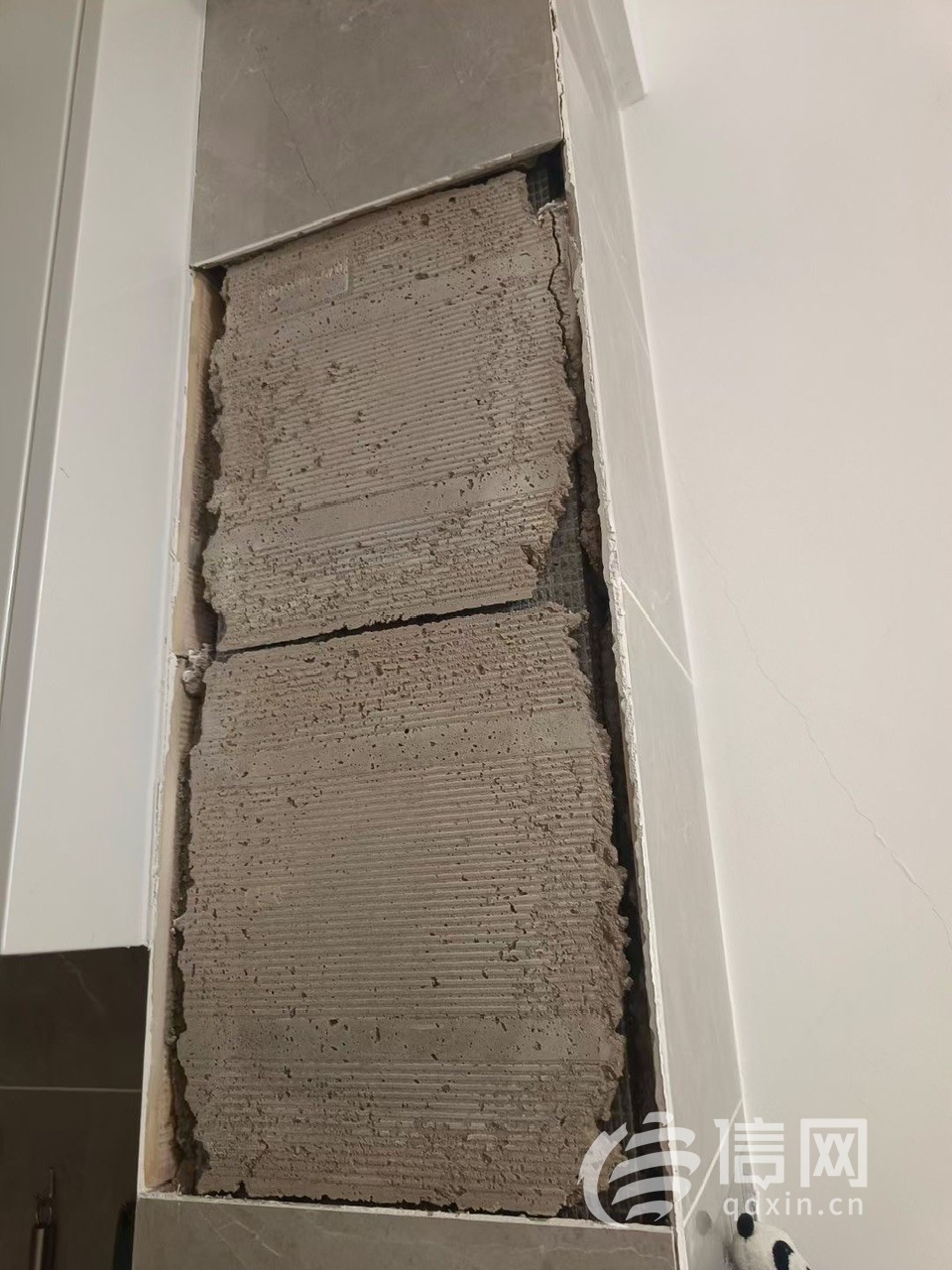 家中墙上瓷砖脱落了,怎么修复(家中墙上瓷砖脱落了,怎么修复好)