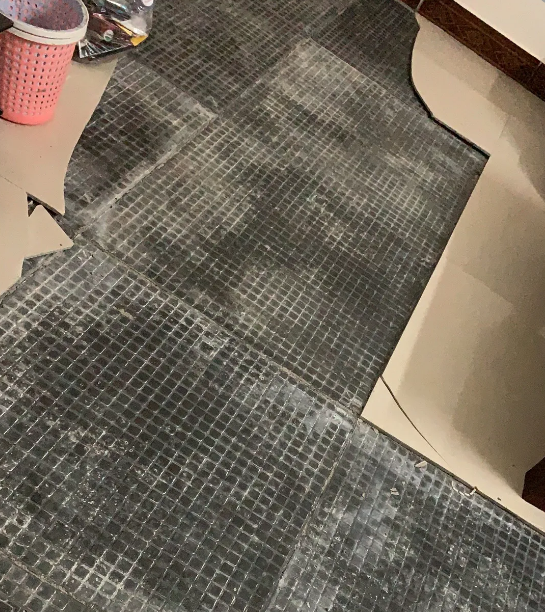 墙上瓷砖翘起来(墙上瓷砖翘起来怎么办)